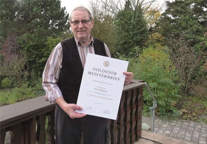 Zwei Tage nach der offiziellen Übergabe des Goldenen Meisterbriefes durch Handwerkskammerpräsident Werner Wittlich präsentierte Udo Müllegans „Blick aktuell“ seine Auszeichnung . FRE