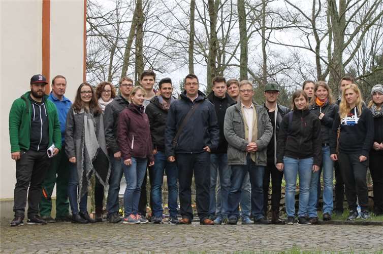 Zwei Tage waren die Studenten der Hochschule Geisenheim in Montabaur zu Gast, um den städtischen Friedhof genau unter die Lupe zu nehmen. Nun werden sie konkrete Vorschläge zur schrittweisen Umgestaltung der Grünanlage machen. privat