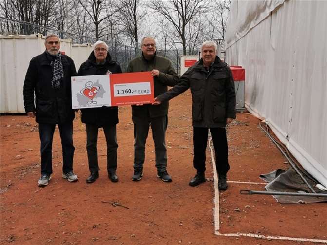 Zwei Tennisplätze, auf denen zur Zeit Sanitäranlagen des Helfercamps Leimersdorf untergebracht sind, müssen neu aufgebaut werden. Der Vorstand des TC Grafschaft freut sich über den Spendenscheck der Kreissparkasse Ahrweiler. V.li. Geschäftsführer Günther Armbruster, Platzwart Werner Schneck, Schatzmeister Ralf Oehrle, Vorsitzender Jürgen Kaster. Foto: privat