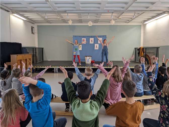 Zwei Theaterpädagogen präsentierten den Kindern der ersten beiden Klassen vertraute Szenen aus ihrem Alltag.  Foto: Sandra Bender