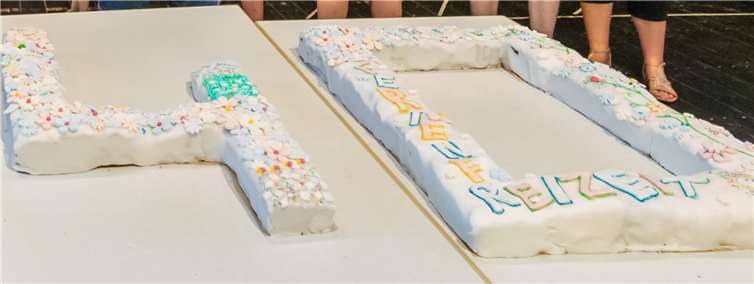 Zwei Tische waren nötig, um den Riesenkuchen zu servieren.Fotos: -CEW-