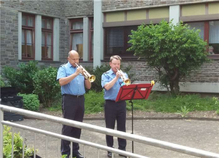 Zwei Trompeter des Polizeiorchesters Rheinland-Pfalz brachten Abwechslung in den Corona-Alltag. Foto: privat