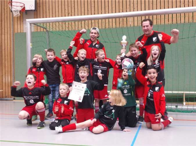 Zwei Turniere - zwei Siege: Die U 9 des SC Altendorf-Ersdorf hat allen Grund zu jubeln. privat