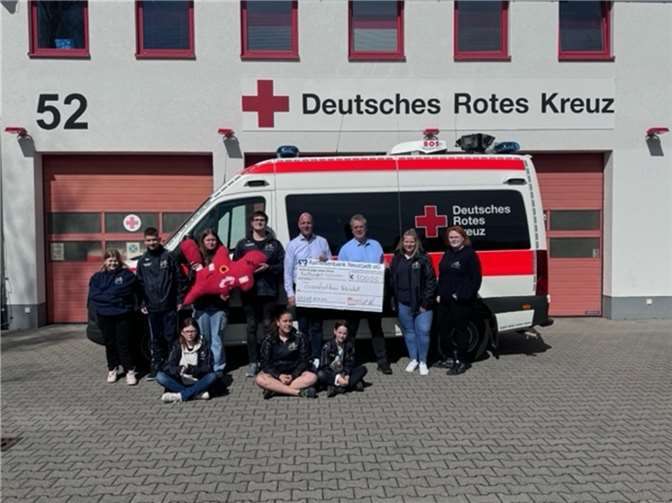 Zwei Vorständler der ISR trafen sich mit einigen Aktiven des JRK zum Gespräch und zur symbolischen Scheckübergabe. Quelle: Marvin Schilbock