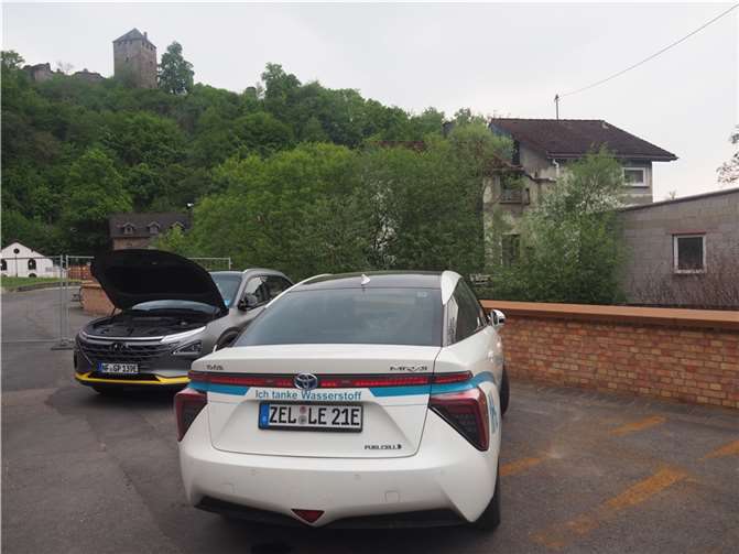 Zwei Wasserstoffautos waren als Anschauungsobjekte auf dem Denkmalareal Sayner Hütte geparkt.