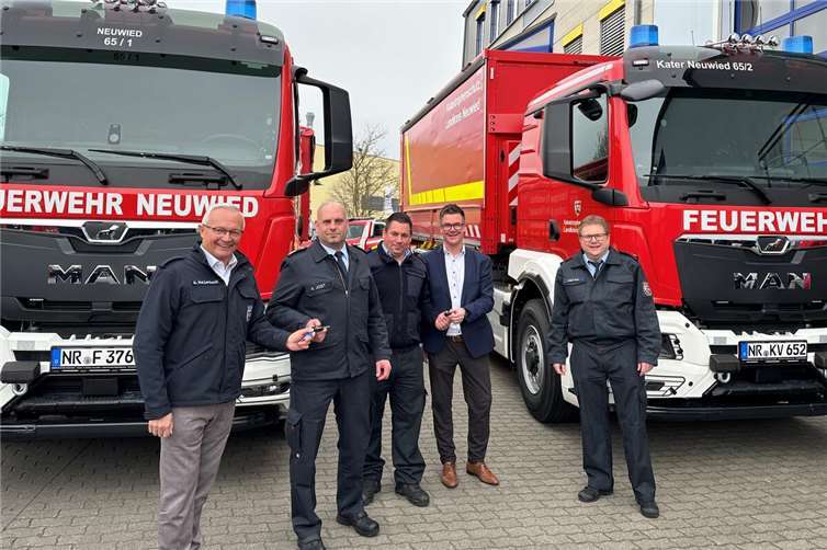 Zwei Wechselladerfahrzeuge konnten Landrat Achim Hallerbach und Bürgermeister Peter Jung im Rahmen der Führungskräfte-Fortbildung offiziell ihrer Bestimmung übergeben.Foto: Thomas Herschbach