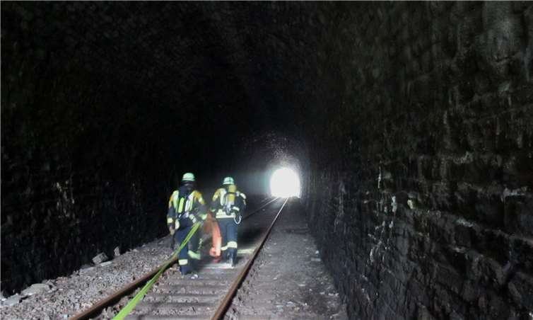 Zwei Wehrleute arbeiteten sich zunächst in den Tunnel vor. -PS-