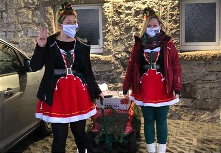 Zwei Weihnachtselfen, die als Helfer unterwegs waren.