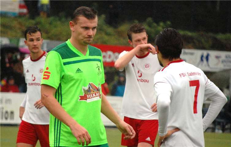 Zwei Wochen fehlte er berufsbedingt, in Stadtkyll wurde er eingewechselt: Lars Bohm (grünes Trikot) bereitete das 2:0 vor und erzielte den 3:0-Endstand selbst.