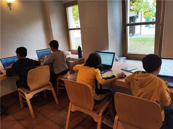 Zwei Wochen lang wurden bis zu 15 Kinder und Jugendliche mit Migrationshintergrund im Pfarrheim Dieblich von ehrenamtlichen KursleiterInnen (Studenten und Studentinnen aus dem pädagogischen Bereich) betreut.Foto: privat