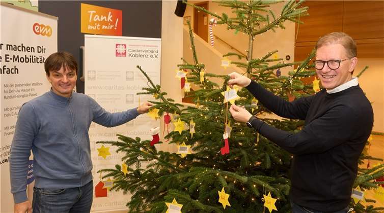 Zwei Wochen leuchtete der Wunschbaum in der Koblenzer Innenstadt. Marcelo Peerenboom, Pressesprecher der evm, und Caritas-Mitarbeiter Gregor Bell „pflückten“ bei der offiziellen Eröffnung Ende November die ersten Wunschsterne.Foto: evm/Thomas Frey