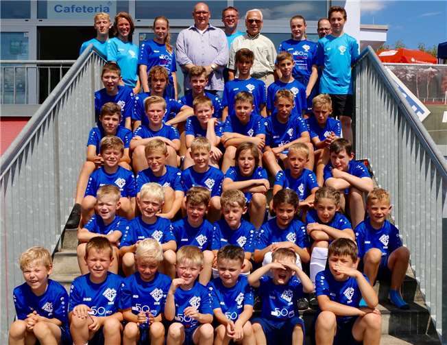 Zwei Wochen mit jeder Menge Sport, Spaß und gesunder Ernährung erlebten die Kinder bei den Fußball-Ferien-Camps des 1. FC Rheinbach. Besonders groß war die Freude über die gestifteten Trikotsets. privat