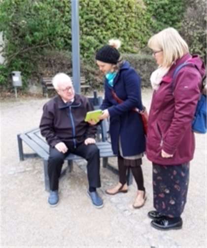 Zwei Zeugen Jehovas suchen das Gespräch in der Öffentlichkeit. Foto: privat