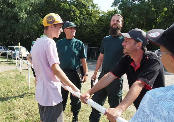 Zwei Zollbeamte führten auf der Fahndung nach Schwarzgeld eine Befragung der Bürgerinnen und Bürger durch.