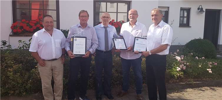 Zwei ausgeschiedene Ratsmitglieder sowie der langjährige Ortsbürgermeister der Ortsgemeinde Herresbach wurden durch den neuen Ortsbürgermeister Achim Bürger im Beisein des Verbandsbürgermeisters Alfred Schomisch verabschiedet.Foto: privat
