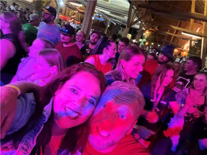 Zwei bekannte Gesichter der Rieden-Treffen-Orga-Familie: Daniela Kranz, Eifel (vorne links, Ausrichter 2025), vereint mit Oliver Rumpel aus Würzburg (nächster Ausrichter des Treffens 2023), im Party-Stadl: Tolle Stimmung im Hexenkessel.