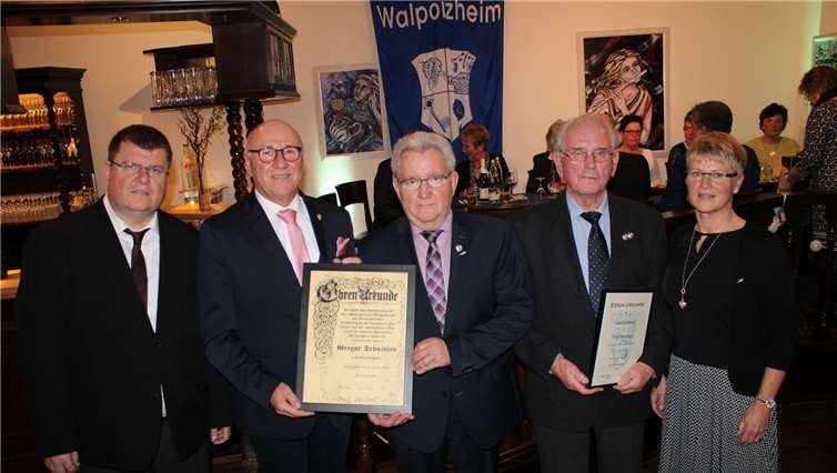 Zwei besondere Ehrungen: Paul Knieps (Zweiter von rechts) erhielt für 75-jährige Mitgliedschaft die goldene Ehrennadel mit Kranz und 75, Gregor Sebastian (Zweiter von links) wurde für seine Verdienste um den SVW zum Ehrenmitglied ernannt.