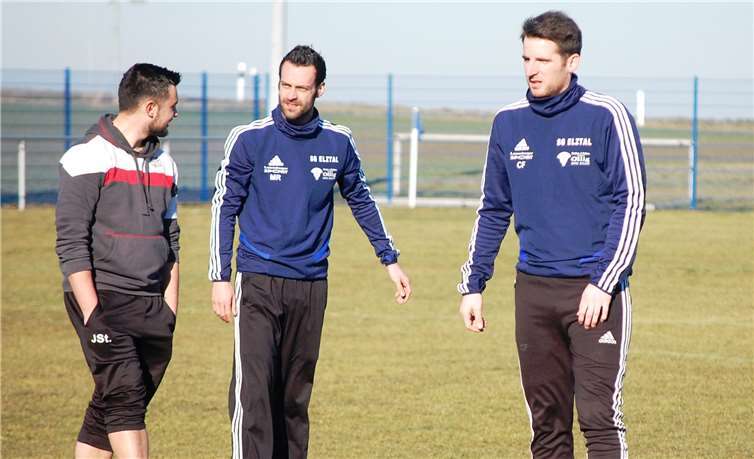 Zwei bleiben, einer geht: Während Christian Funk (rechts) und Torhüter Julian Steitz (links) auch in der nächsten Saison das Trikot der SG Elztal tragen werden, schließt sich Marvin Rech dem SV Kürrenberg an.