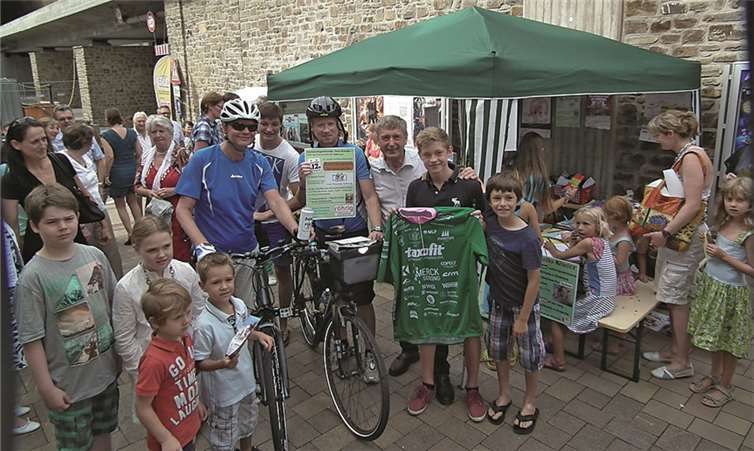 Zwei der Fans von „Damian Hardung“ waren von Köln zu dem Kino-Event nach Cochem geradelt um damit auch Werbung für die „VOR-TOUR der Hoffnung“ zu machen, die am Montag, 12. August im röhrig-bauzentrum Station macht.Privat