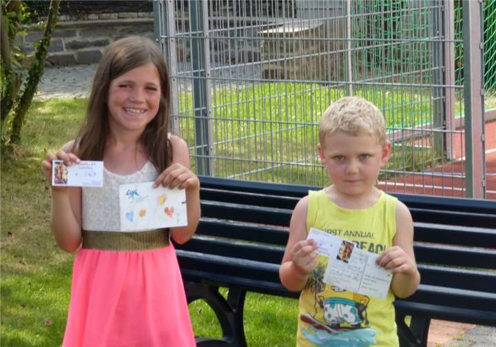 Zwei der drei Gewinner des Luftballonwettbewerbs.privat