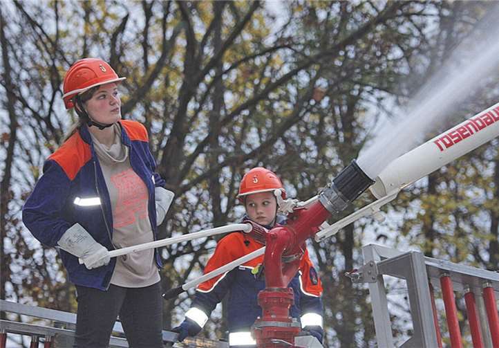 Zwei der insgesamt vier teilnehmenden Mädchen bekämpften das Feuer des vermeintlich brennenden Wohnhauses vom Dach eines TLF aus.