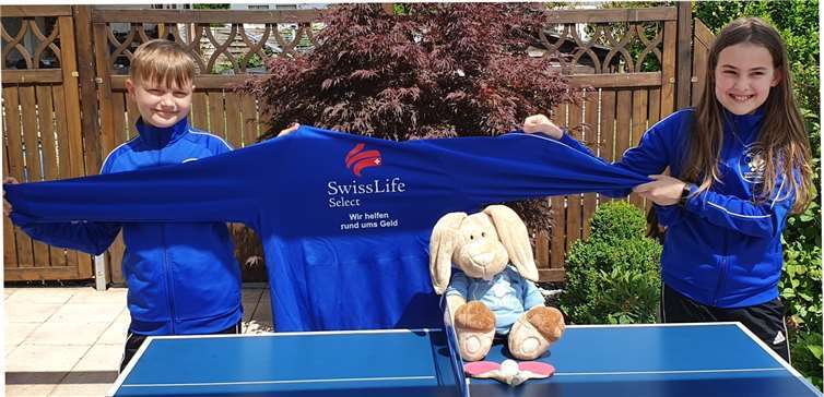 Zwei der jüngsten Mannschaftsspieler konnten die neuen Trainingsanzüge von Swiss Life Select entgegennehmen. Foto: privat
