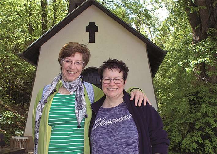 Zwei, die sich auch außerhalb der fünften Jahreszeit bestens verstehen: Obermöhn Heidi Schäfer (l.) und Möhnerich Konny Punstein an der Kärlicher Berg-Kapelle.