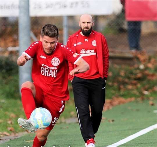 Zwei, die sich besonders über den Punktgewinn bei der TSG Pfeddersheim freuen konnte. Links Armin Jusufi, der mit seinem Eckball die Führung einleitete. Dahinter Trainer Fatih Cift, der sich am Schluss über den siebten Sieg ohne Niederlage freuen konnte.TH