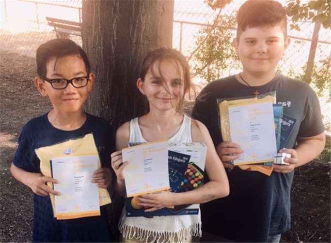 Zwei dritte und einen hervorragenden ersten Platz sicherten sich diese drei Schülerinnen und Schüler. Foto: privat