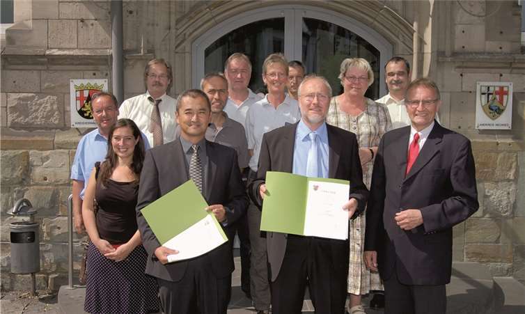 Zwei ehrenamtliche Leitende Notärzte hat Landrat Rainer Kaul (re.) neu bestellt: Dr. Mitsuru Makinose (3. v.r.) aus Neuwied und Dr. Oliver Schön (2. v.r.) aus Rossbach/Wied sind neue Leitende Notärzte im Landkreis Neuwied.Privat