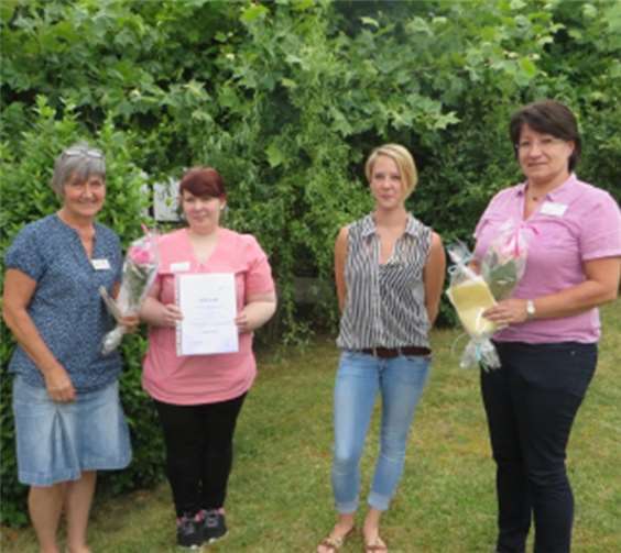 Zwei erfolgreiche Prüflinge (v.r.): Einrichtungsleiterin Anette Scholl mit Katrin Berger, Anne Gries und Pflegedienstleiterin Gertrud Latwein.privat