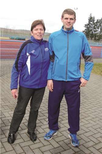 Zwei erfolgreiche Wassenacher: Altersklassensiegerin Marlene Kohns und Gesamtsieger Felix Schmidgen.privat