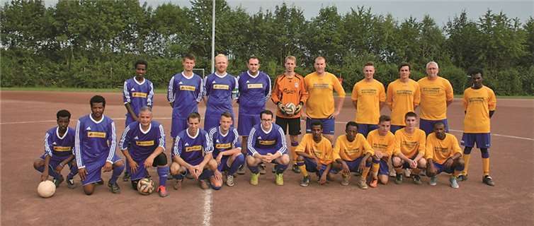 Zwei gemischte Mannschaften des VfR Waldorf, in denen auch die Neubürger aus Eritrea integriert waren, eröffneten das diesjährige Vereins- und Familienfest. WER