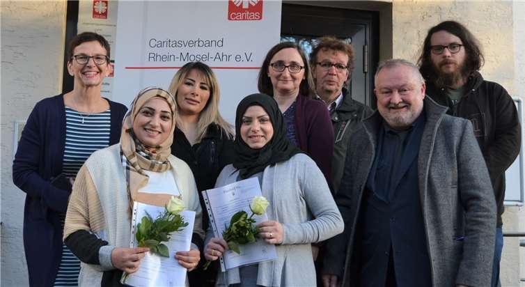 Zwei glückliche Absolventinnen mit (von links dahinter) Andrea Steyven, der Bekannten einer Teilnehmerin, Steffi Nöthen, Udo Klein, Martin Leupold und Jannik Gerlach. Foto: E.T. Müller