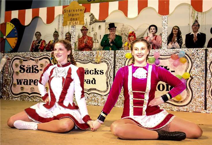 Zwei hübsche Mädchen aus Lehmen, Nina Ludwig und Lara Unschuld, bewiesen ihr ausgezeichnetes Können beim „Mariechentanz“.