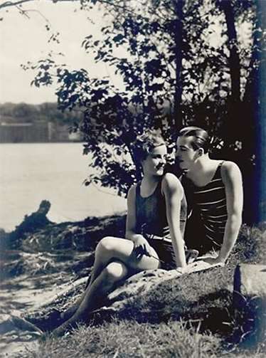 Zwei in vorgeschriebener Bademode um 1930.