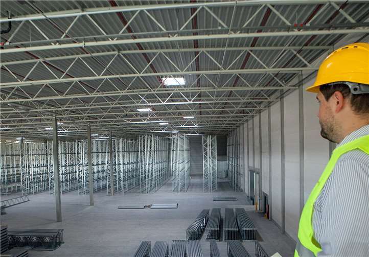 Zwei jeweils 11.000 Quadratmeter große Lagerhallen werden derzeit im Inneren ausgebaut.