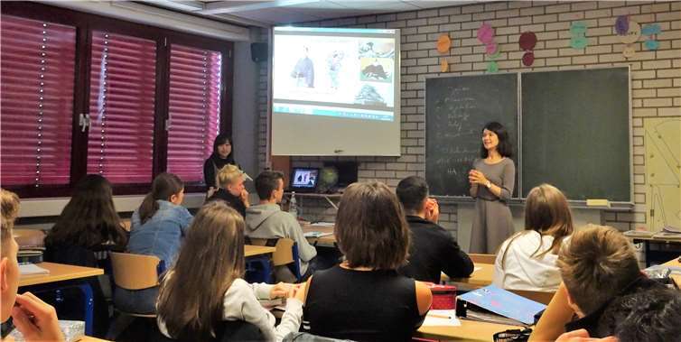 Zwei junge Japanerinnen brachten den Schülern Geschichte und Kultur ihres Landes näher.privat