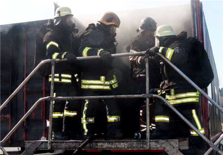 Zwei miteinander verbundene Container stellten eine Wohnung nach.