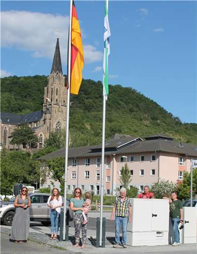 Zwei neue Fahnenstangen schmücken nun den Platz. Fotos: privat