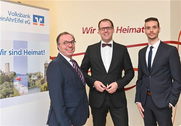 Zwei neue Filialleiter der Volksbank RheinAhrEifel im Brohltal: Alois Wagner in der Geschäftsstelle Kempenich (links) und Thomas Brust in der Filiale Burgbrohl (rechts) gemeinsam mit Thomas Theisen, Direktor des Regionalmarktes AhrBrohltal (Mitte). Voba
