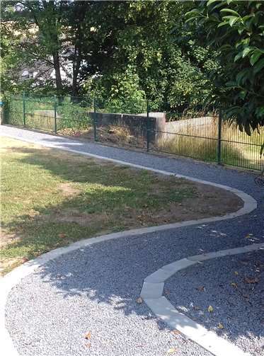 Zwei neue Gehwege wurden angelegt.