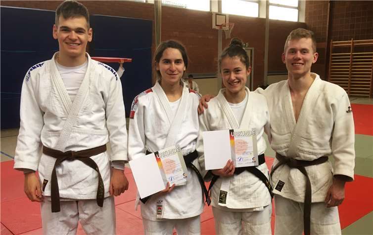 Zwei neue Judo-Meisterinnen im Judo Club: Paula Mertes und Alessa Röser. Elias Loosen und Andre Mertes legten eine Teilprüfung zum 1. Dan ab. Foto: privat
