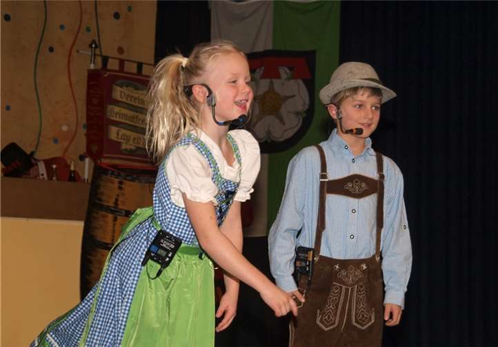 Zwei sehr talentierte und dazu noch sehr junge Akteure auf der Bühne der Kappensitzung bekamen Standing Ovations für ihren Auftritt. Lia & Nic Alsbach mit Geschichten von zu Hause.