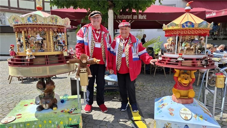 Zwei selbstgebaute Drehorgeln.