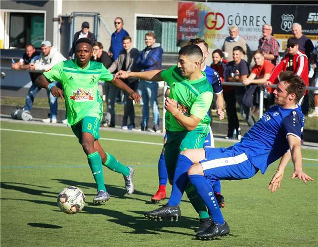 Zwei ständige Unruheherde: Mustafa Madanoglu (Mitte) erzielte gegen den SV Mehring (rechts Jon Becker) gleich drei Treffer, zwei Tore bereitete Joachim Akwapay (links) vor.SK