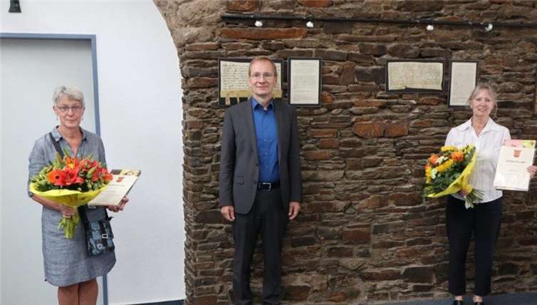 Zwei verdiente Mitarbeiterinnen standen im Mittelpunkt bei einer kleinen Feierstunde mit Bürgermeister Andreas Geron.Foto: Stadt Sinzig