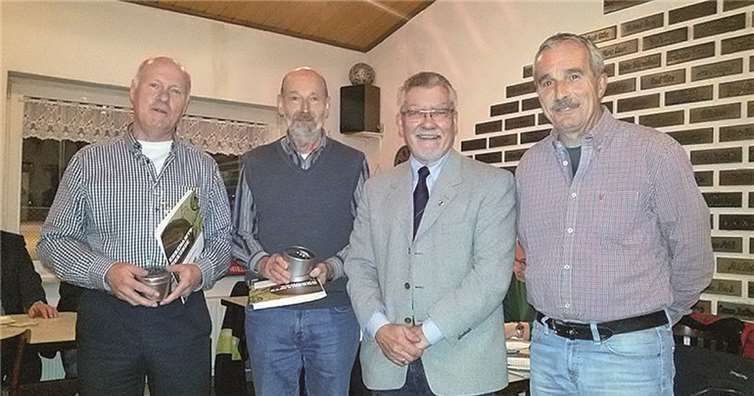 Zwei verdiente Mitglieder wurden geehrt (v.l.): Erich Hannes, Alex Berens, Werner Kuhn und Bodo Wild, erster Vorsitzender des VfR. privat