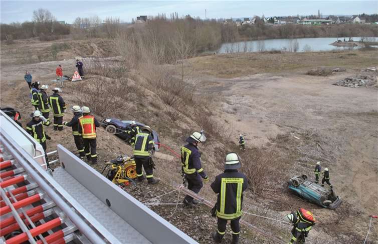 Zwei verunglückte PKWs; vier verletzte Dummys: die Feuerwehr Weißenthurm trainierte in einer Kiesgrube an der L121 den Ernstfall.