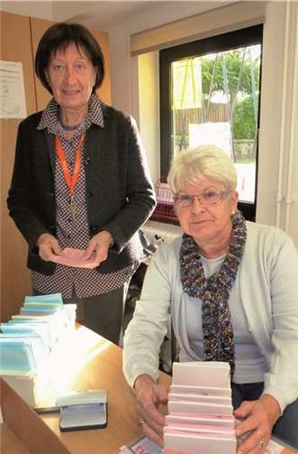 Zwei vom Adendorfer Büchereiteam: Wilfriede Hansen (li.) und Johanna Wagner. privat